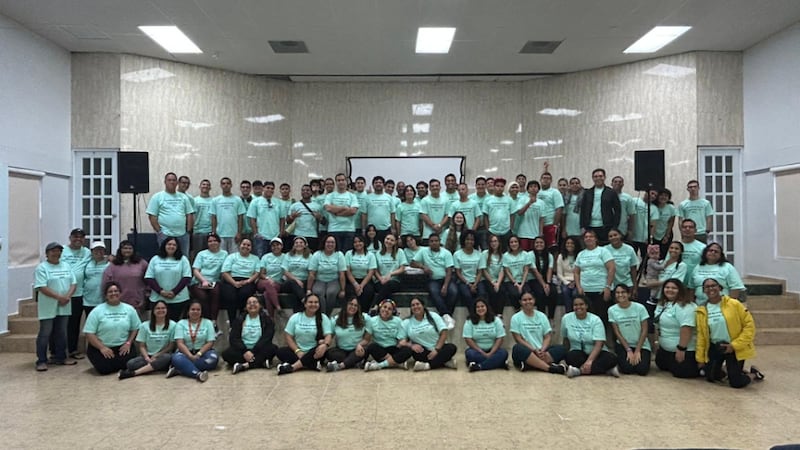 Mais de 70 jovens adultos solteiros de cinco estacas santos dos últimos dias em Porto Rico participam de uma conferência em abril de 2023.