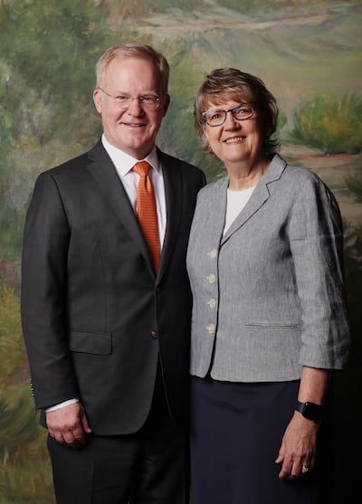 Élder J. Kimo Esplin, Setenta Autoridade Geral, e sua esposa, a irmã Kaye, posam para fotos no Edifício de Escritórios da Igreja em Salt Lake City na segunda-feira, 3 de abril de 2023.