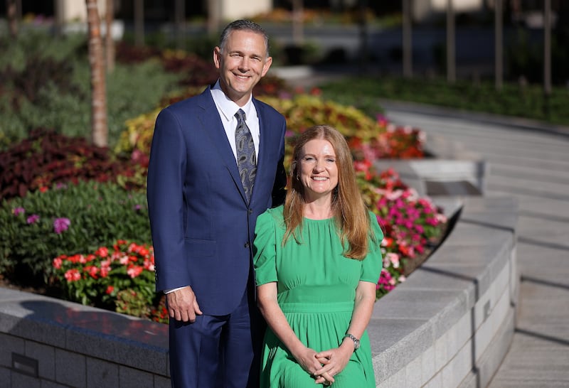 Élder Alexander Dushku e sua esposa, a irmã Jennifer Burnham Dushku, posam para uma foto na praça do Edifício de Escritórios da Igreja em Salt Lake City na sexta-feira, 25 de agosto de 2023. Élder Dushku foi apoiado como Setenta Autoridade Geral na conferência geral de outubro de 2023.