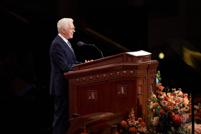 O Presidente D. Todd Christofferson, segundo conselheiro na Primeira Presidência, fala durante a sessão de sábado de manhã da 196ª Conferência Geral Semestral de A Igreja de Jesus Cristo dos Santos dos Últimos Dias no Centro de Conferências em Salt Lake City em 3 de outubro de 2026.