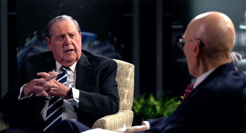 Presidente Jeffrey R. Holland conversa com o Presidente Dallin H. Oaks sobre a Universidade Brigham Young em vídeo de novembro de 2025.