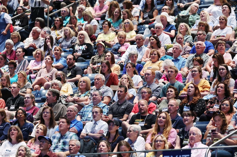 Participantes ouvem um devocional na Semana da Educação da BYU em Provo, Utah, na terça-feira, 16 de agosto de 2022.