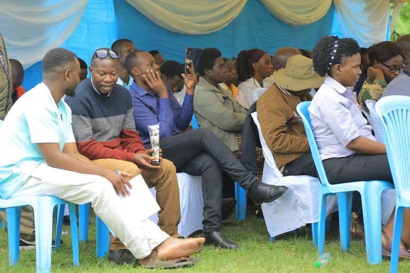 Membros da comunidade participam da cerimônia de entrega de Kicwamba Sub-County, no Distrito de Kabarole, Uganda, em 30 de setembro de 2025.
