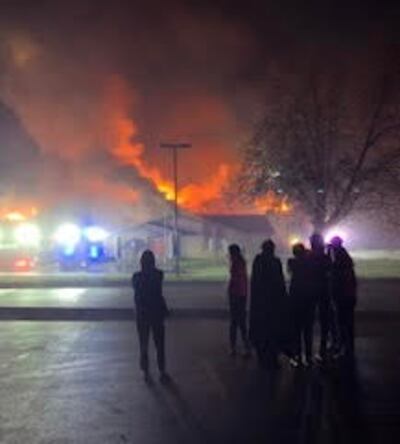 Membros da ala e vizinhos presenciam o incêndio na sede da Estaca Cape Girardeau Missouri no domingo, dia 18 de abril de 2021.