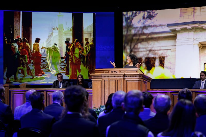 Ruth L. Okediji, professora na Faculdade de Direito de Harvard, fala em um fórum da BYU no Marriott Center em Provo, Utah, na terça-feira, 30 de janeiro de 2024.