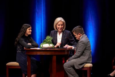 A irmã Joy D. Jones, presidente geral da Primária, interage com dois jovens — Julie, de 16 anos, à esquerda, e Nicolas, de 10 anos, à direita — durante uma discussão sobre atividades de história da família na reunião de Treinamento de Liderança do Templo e da História da Família de 2020, na quinta-feira, 27 de fevereiro de 2020, no Teatro do Centro de Conferências em Salt Lake City, Utah.