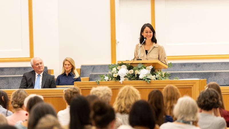 Irmã Kristin M. Yee fala durante um devocional para mulheres em Offenbach, Alemanha, em 29 de agosto de 2026.