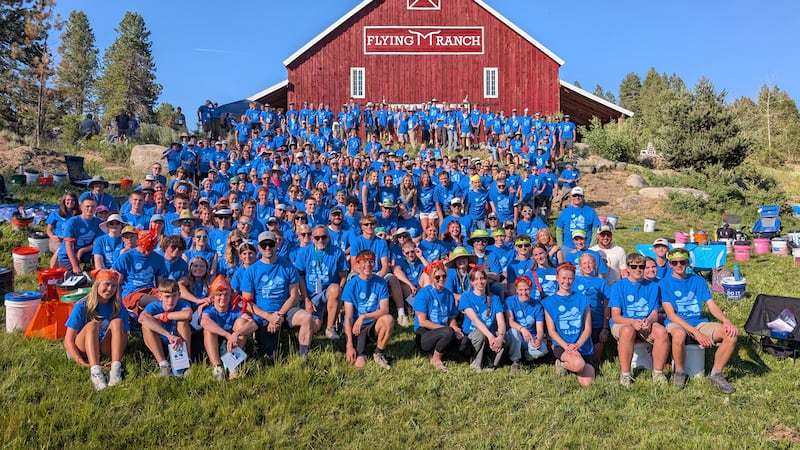 Os participantes do Stake Trek do Vale de Spokane, Washington, sorrem para uma foto em 24 de junho de 2026 em Bend, Idaho.