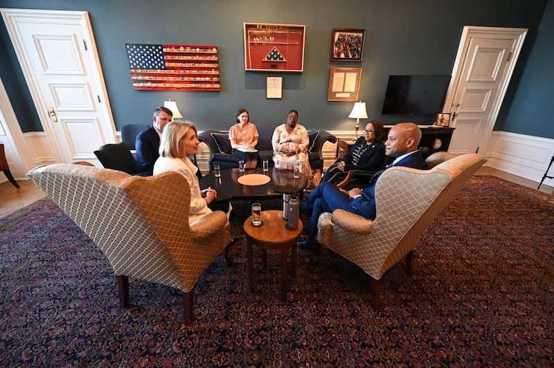 A Presidente Camille N. Johnson e o Governador de Maryland Wes Moore conversam em seu escritório em Annapolis, Maryland, na sexta-feira, 15 de maio de 2026. Com eles estão Elder Michael P. Brady, Bente Uhlig, a irmã Eme Martin e Lora Hargrove.