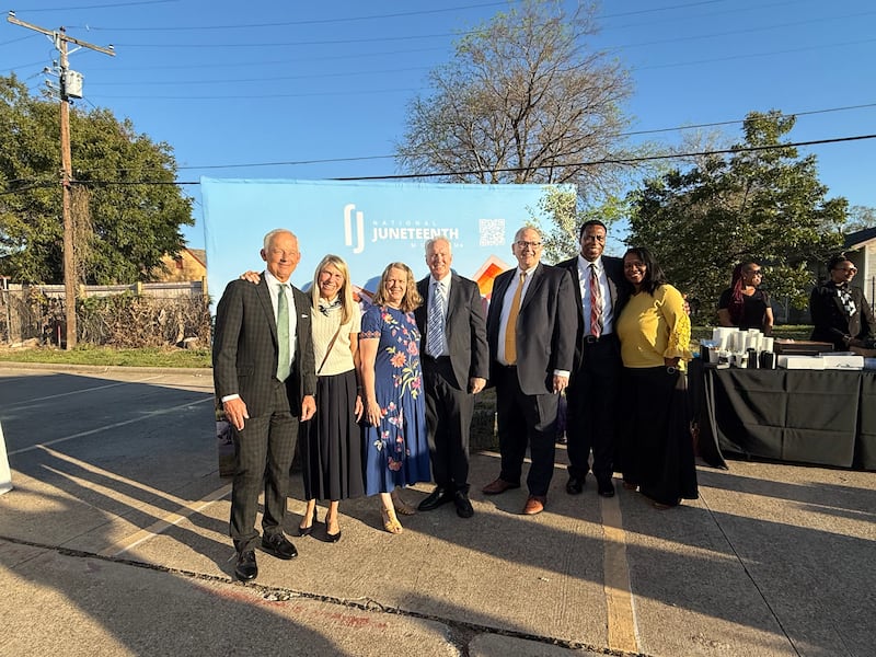 Élder Michael A. Dunn, à esquerda, presidente da Área Sudoeste dos Estados Unidos de A Igreja de Jesus Cristo dos Santos dos Últimos Dias, e sua esposa, Irmã Linda Dunn, se unem a Élder Jonathan Cannon, um Setenta Autoridade Geral, e sua esposa, Diane Cannon, e Peter Harris, e Calvin e Ave Griffin, em um encontro em Fort Worth, Texas, celebrando uma doação de 3 milhões de dólares de A Igreja de Jesus Cristo dos Santos dos Últimos Dias para o Museu Nacional de Juneteenth em quarta-feira, 7 de outubro de 2026.