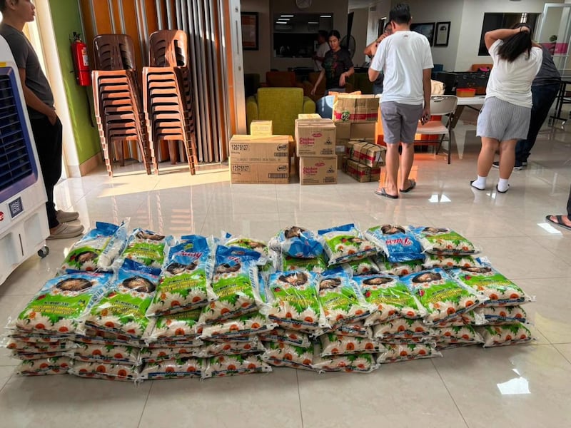 Membros locais de A Igreja de Jesus Cristo dos Santos dos Últimos Dias preparam-se para transportar 200 kits de alimentos em um barco alugado de General Santos City para as pessoas em Glan e Alabel no dia 10 de junho de 2026, após o recente terremoto de magnitude 7,8 em Mindanao, Filipinas.