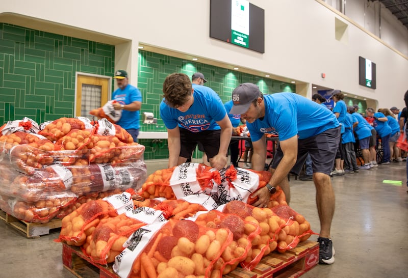 Voluntários do JustServe no Banco de Alimentos de San Antonio em San Antonio, Texas, ajudam a classificar alimentos após uma doação de alimentos de A Igreja de Jesus Cristo dos Santos dos Últimos Dias em 22 de julho de 2026.