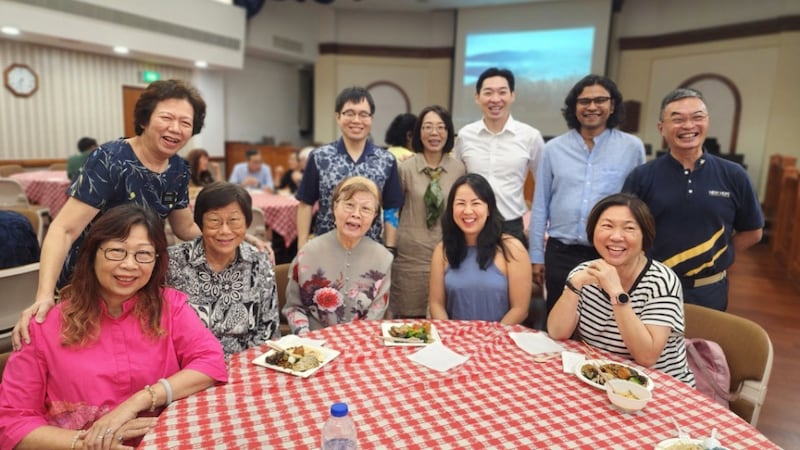 Amigos do Centre of Interfaith Understanding, SengKang Central Harmony Circle e membros da A Igreja de Jesus Cristo dos Santos dos Últimos Dias posam com o Presidente da Estaca de Singapura Christian Hsieh e sua esposa, ao fundo no centro, no jantar inter-religioso em 12 de junho de 2026, Singapura.