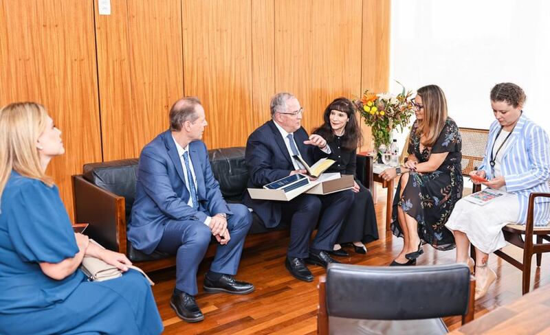 Élder Neil L. Andersen, do Quórum dos Doze Apóstolos, à esquerda, e a irmã Kathy Andersen presenteiam a primeira-dama do Brasil, Rosângela Lula da Silva, segunda à direita, com um exemplar do Livro de Mórmon, durante uma reunião no Palácio do Planalto em Brasília na segunda-feira, 6 de março de 2023.