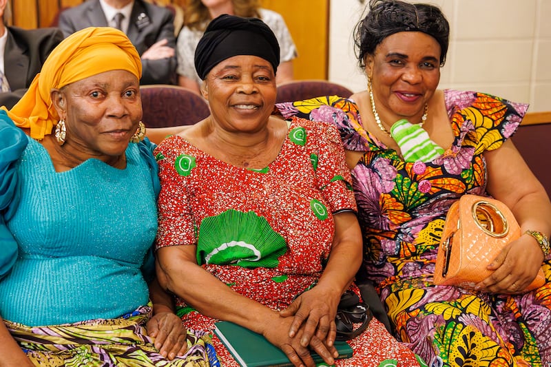 Três mulheres se preparam para o início das reuniões da igreja no dia em que o Bairro Treasure Valley (Swahili) foi criado em Boise, Idaho, domingo, 8 de fevereiro de 2026.