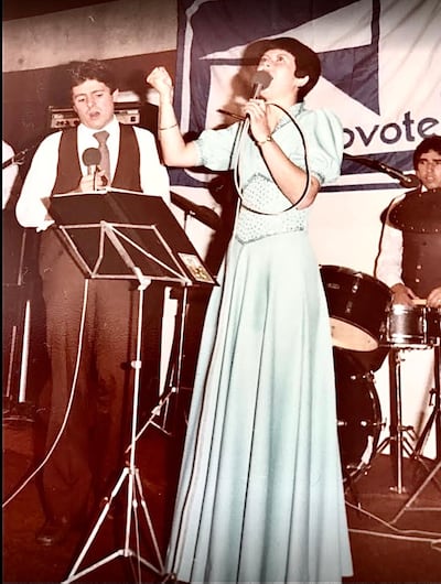 Marina Talanskas e outros membros de Sal da Terra, do Salt of the Earth, cantam para os membros do The Tabernacle Choir na Praça do Templo enquanto estavam em São Paulo, Brasil, em maio de 1981.