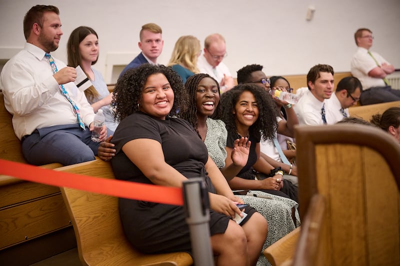 Jovens adultos se reúnem no Tabernáculo de Salt Lake para participar de um Devocional Mundial com Élder Dale G. Renlund, do Quórum dos Doze Apóstolos, e sua esposa, a irmã Ruth Renlund, que foi transmitido no domingo, 11 de setembro de 2022.