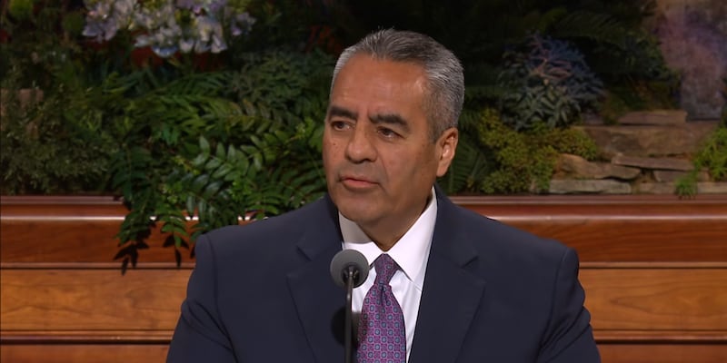 Elder Jorge T. Becerra, Setenta Autoridade Geral, fala durante a sessão de sábado de manhã da 196ª Conferência Geral Anual de A Igreja de Jesus Cristo dos Santos dos Últimos Dias no Centro de Conferências em Salt Lake City em 4 de abril de 2026.