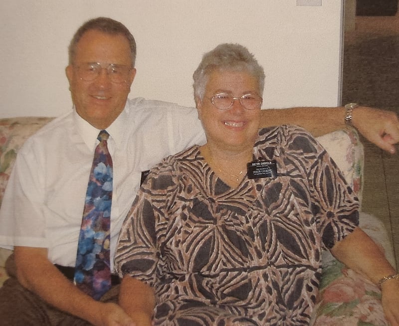 Wayne e Jeannine Chisholm sorriem para uma foto enquanto servem como missionários de tempo integral nas Ilhas do Pacífico de 2003 a 2005.
