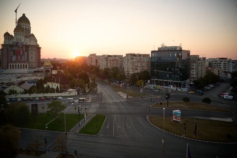 Bucareste, Romênia, fotografada em 15 de outubro de 2022. Um edifício ortodoxo romeno está à esquerda.