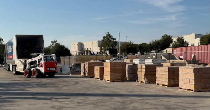 Paletes cheias de alimentos doados de A Igreja de Jesus Cristo dos Santos dos Últimos Dias são descarregadas fora do Templo de Austin, Texas em construção para voluntários classificarem para despensas de alimentos locais em Cedar Park, Texas, na quarta-feira, 23 de setembro de 2026.