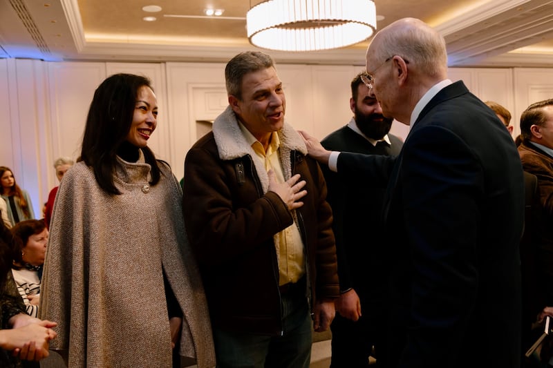 Elder Dale G. Renlund do Quórum dos Doze Apóstolos conversa com Popescu Azota da ONG Associação Catharsis Braşov na conferência do Distrito Bucareste Romênia em 22 de fevereiro de 2026.