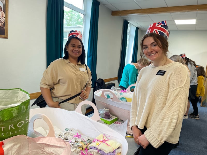 Missionárias da Missão Inglaterra Birmingham montam Cestos Moisés com roupas de bebê e artigos de higiene, para a instituição de caridade Baby Basics dar às mães carentes em Northampton, Inglaterra, no dia 8 de maio de 2023. O projeto de serviço fez parte do Big Help Out, marcando a coroação do Rei Charles.
