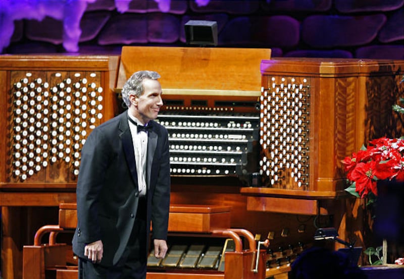 O organista Richard Elliott agradece a ovação de pé por sua ilustração de "Good King Wenceslas" no Conference Center em Salt Lake City em 11 de dezembro de 2009.