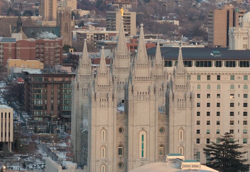 O Templo de Salt Lake de Salt Lake City é retratado na sexta-feira, 20 de fevereiro de 2026, sem andaimes, pela primeira vez em anos, após extenso trabalho de renovação.