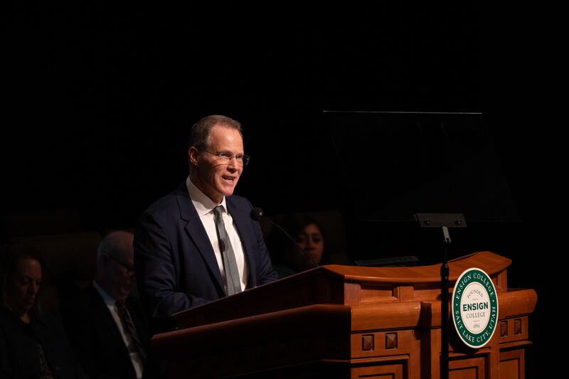 Elder Edward B. Rowe, a General Authority Seventy, addresses Ensign College students during o devocional do campus no teatro do Conference Center em Salt Lake City, Utah, 20 de janeiro de 2025.