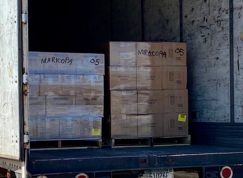 Caixas de alimentos enviadas por A Igreja de Jesus Cristo dos Santos dos Últimos Dias, destinadas para o Maricopa Food Pantry chegando ao local, vindas de Salt Lake City. Arizona, 13 de abril de 2022.