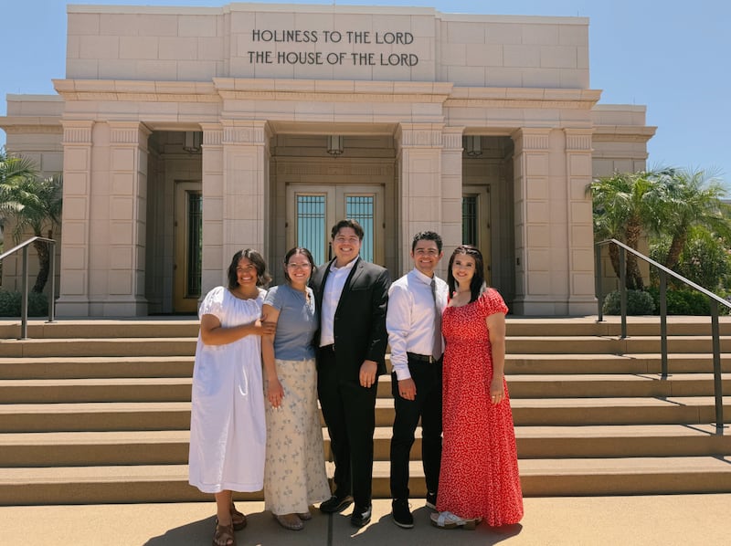 Cambrie Taylor, segunda da esquerda para a direita, está em frente ao Templo de Mesa, Arizona, com seus irmãos em 23 de maio de 2026.