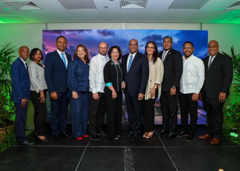 Élder Ahmad S. Corbitt, um Setenta Autoridade Geral e membro da presidência da Área do Caribe, posa para uma foto com líderes governamentais, religiosos, educacionais e de mídia no "Dinner for 10" em Santiago de los Caballeros, República Dominicana, em 12 de setembro de 2026.