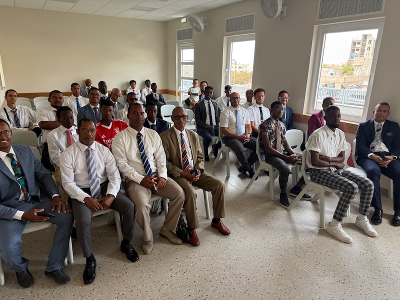 Os membros do quórum de élderes reúnem-se na nova capela Eugenio Lima de Praia, Cabo Verde, domingo, 12 de abril de 2026.