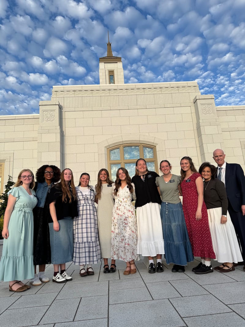 Sisteres missionárias da Missão Oregon Eugene estão em frente ao Templo de Willamette Valley Oregon no último dia de sua casa aberta, 9 de maio de 2026.