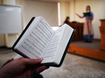 Missionários cantam durante a reunião sacramental de um ramo.