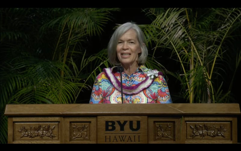 Irmã Mary Rasband fala durante o devocional da BYU–Hawaii em Laie, Havaí, na terça-feira, 2 de junho de 2026.