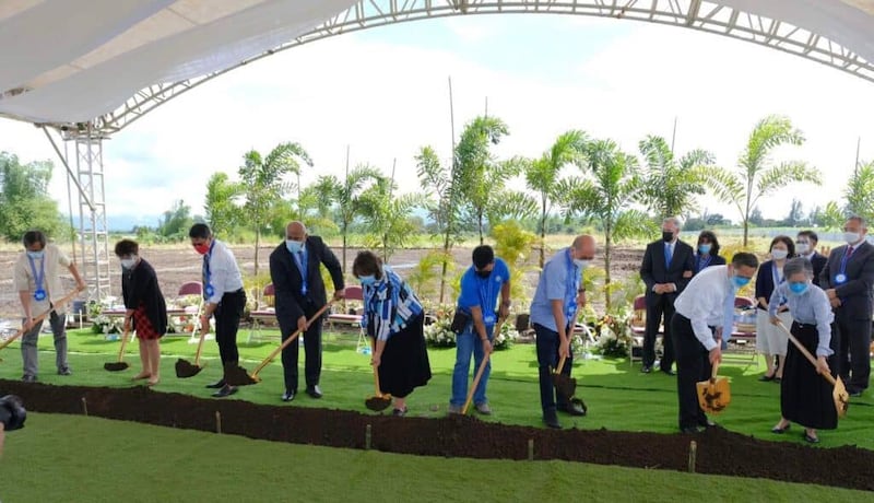 Elder Taniela B. Wakolo, um Setenta Autoridade Geral e presidente da Área Filipinas, presidiu a cerimônia de início das obras do Templo de Bacolod Filipinas, em 11 de dezembro de 2021.<br>