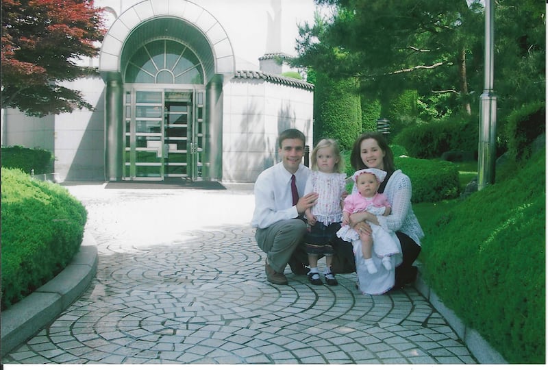 Traci Law — compositora do novo hino "Little Baby in a Manger" — pausa para uma foto com seu marido, Ryan, e as filhas Abigail e Eliza no Templo de Seul Coreia em 2007.