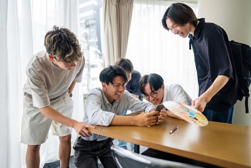 Adultos jovens japoneses conversam juntos.