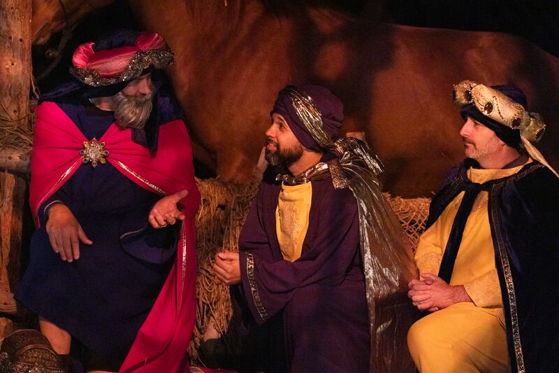 Os três reis visitam o menino Jesus na produção da Estaca Santa Margarita Califórnia de “Siga a Estrela: O Presépio ao Vivo”, em 2 de dezembro de 2022.