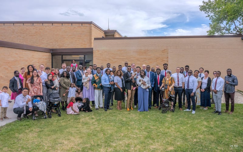 Membros do Lehi 35th Ward (Francês) da Estaca Lehi Utah Central posam para uma foto fora da capela após uma bênção do bebê em 3 de maio de 2026, em Lehi, Utah.