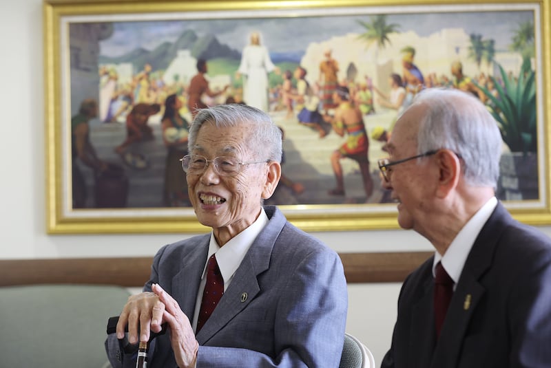 Kensei Nagamine e Akira Yafuso em Okinawa, Japão, na sexta-feira, 10 de novembro de 2023.