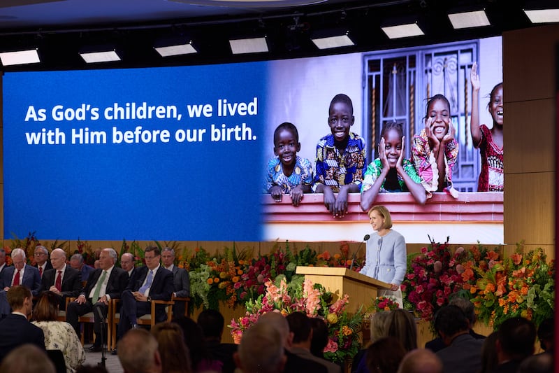 A irmã Amy A. Wright, primeira conselheira na presidência geral da Primária e membra do Conselho Executivo Missionário da Igreja, discursa durante o Seminário para Novos Líderes de Missão de 2026 na sexta-feira, 19 de junho de 2026, no Centro de Treinamento Missionário de Provo, em Provo, Utah.