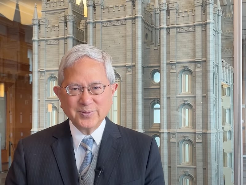 Élder Gerrit W. Gong, do Quórum dos Doze Apóstolos, fala sobre ordenanças e convênios do templo em vídeo postado em suas contas do Facebook e Instagram, em 7 de fevereiro de 2023.