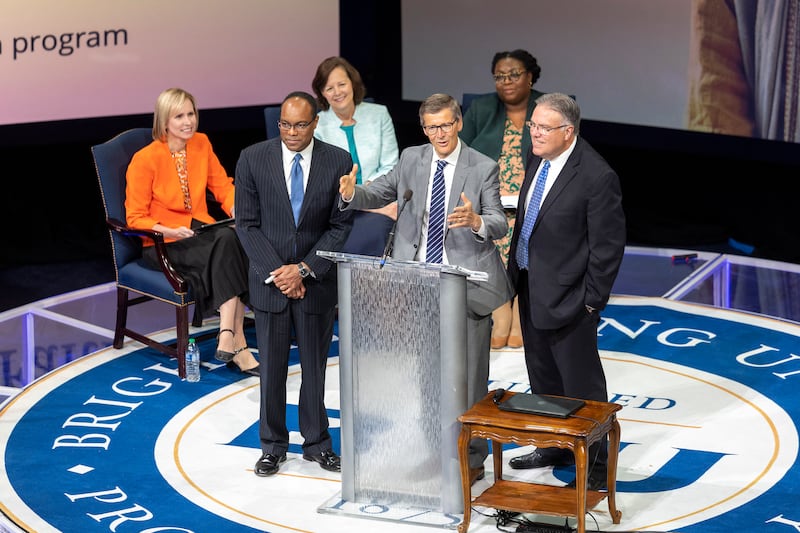 Presidente Susan H. Porter, presidente geral da Primária de A Igreja de Jesus Cristo dos Santos dos Últimos Dias e suas conselheiras, irmã Tracy Y. Browning, segunda conselheira e irmã Amy A. Wright, primeira conselheira, ouvem a presidência geral dos Rapazes: irmão Ahmad Corbitt, primeiro conselheiro, irmão Steven J. Lund, presidente, e irmão Bradley R. Wilcox, segundo conselheiro, se apresentando na Semana da Educação da BYU em Provo na segunda-feira, 15 de agosto de 2022.