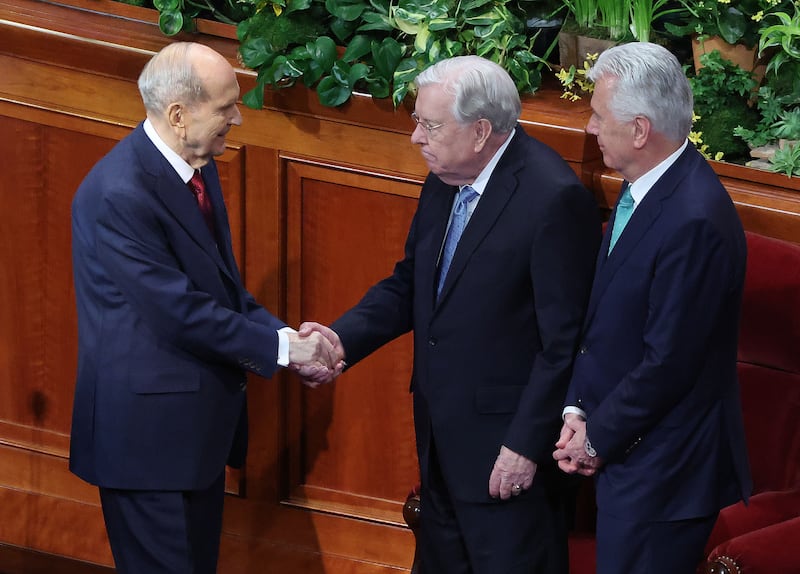 Presidente Russell M. Nelson, de A Igreja de Jesus Cristo dos Santos dos Últimos Dias, cumprimenta o então Presidente M. Russell Ballard, Presidente em Exercício do Quórum dos Doze Apóstolos, após a sessão da manhã de domingo da 193ª Conferência Geral Anual de A Igreja de Jesus Cristo dos Santos dos Últimos Dias, realizada no Centro de Conferências em Salt Lake City no domingo, 2 de abril de 2023.