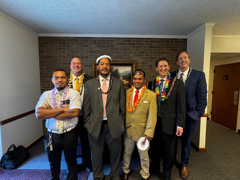 O bispado da 2ª Ala Hendersonville (Pohnpeiana) tira uma foto com a presidência da Estaca Asheville Carolina do Norte no dia da criação da ala, domingo, 20 de setembro de 2026.