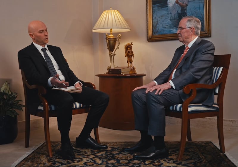 O Élder Neil L. Andersen do Quórum dos Doze Apóstolos conversa com seu filho Derek Andersen em Salt Lake City, Utah, para um episódio de podcast a ser publicado em 22 de abril de 2026, no "Divot", um programa de podcast por Derek Andersen.