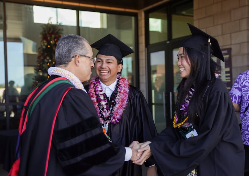 Elder Hugo E. Martinez, um Setenta Autoridade Geral, cumprimenta os formandos da BYU–Hawaii após a cerimônia realizada no Cannon Activities Center em Laie, Hawaii, na sexta-feira, 13 de dezembro de 2025.